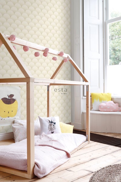 Helles Kinderzimmer mit Bettgestell in Hausform und gemusterter Tapete