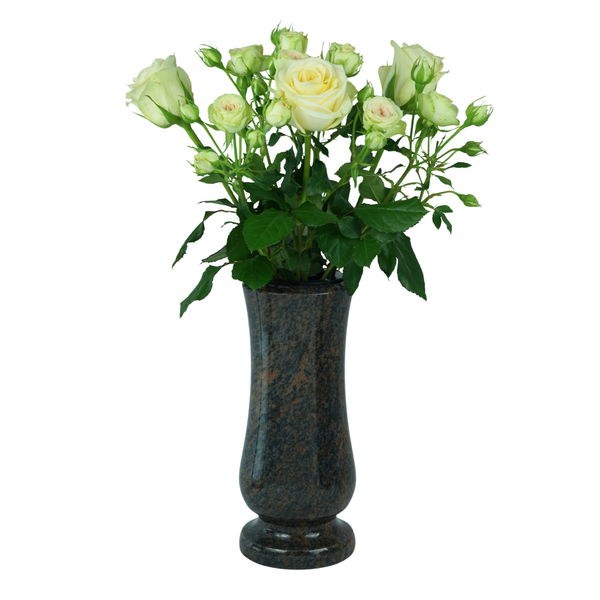 Grabvase aus Naturstein mit einem Strauß cremeweißer Rosen.