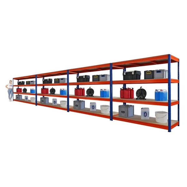 Langes Lagerregal mit diversen Behältern und Aufbewahrungsboxen