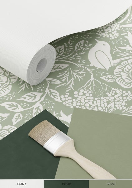 Tapetenrolle mit Vogelmuster, Farbmuster und Pinsel