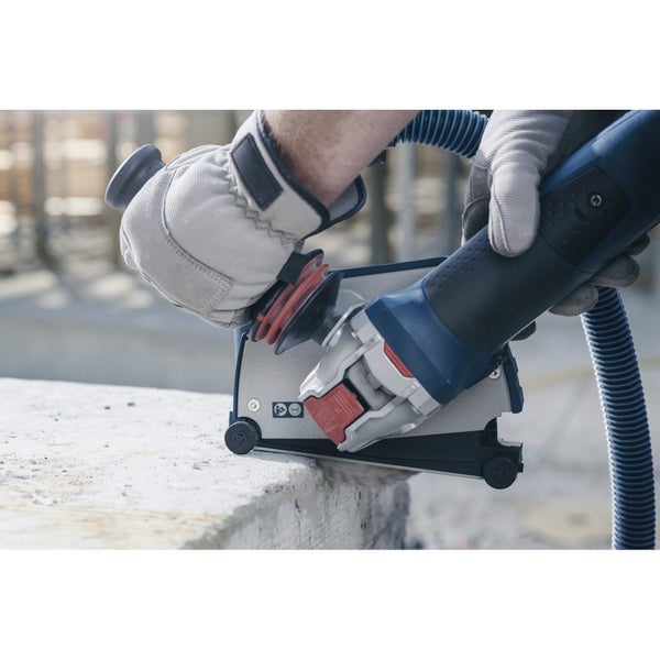 Mauernutfräse im Einsatz auf Beton