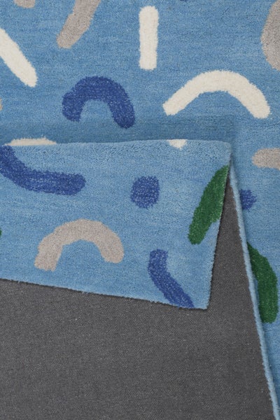 Blauer Teppich mit abstrakten Formen und Detailansicht der grauen Rückseite.