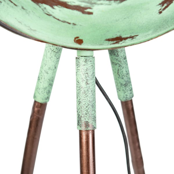 Detailansicht einer Stehlampe mit dreibeinigem Stativ