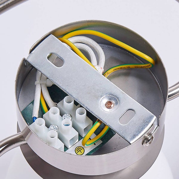 Innenansicht einer Leuchte mit Montagebügel aus Metall, Lüsterklemme und Verkabelung inklusive Erdungsanschluss.