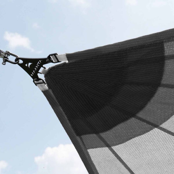Ecke eines Sonnensegels mit verstärkten Rändern und einer Befestigung aus Metall mit Maanta Logo.