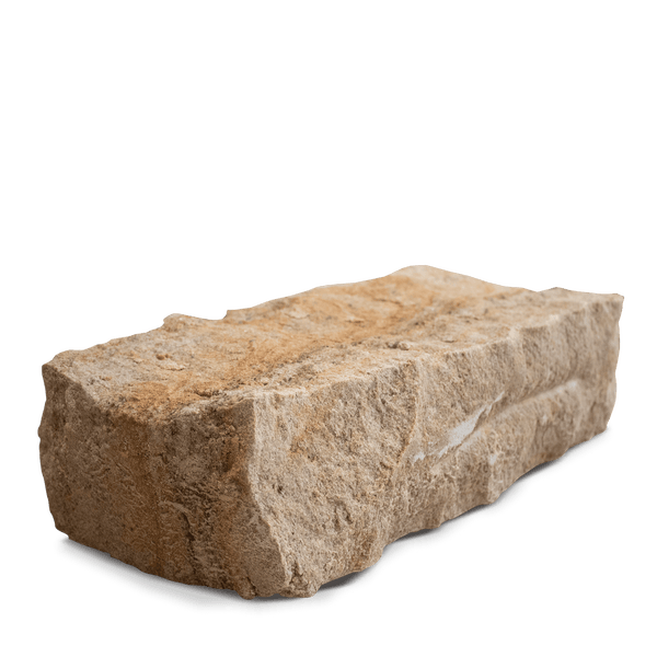 Naturstein-Mauerstein mit bruchrauer Oberfläche für Gartenmauern und Landschaftsbau.