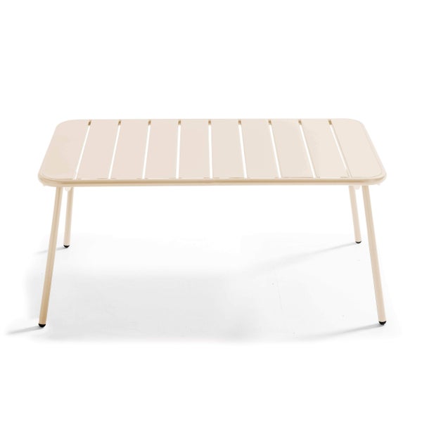 Rechteckiger Garten-Loungetisch aus Metall in Beige mit einer Tischplatte aus breiten Lamellen und abgerundeten Ecken.