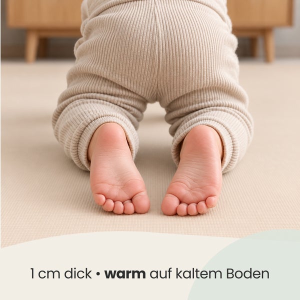 Ein krabbelndes Baby auf einer 1 cm dicken Spielmatte, die isolierend und warm auf kaltem Boden wirkt.