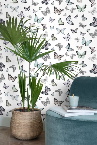 Zimmer mit Tapete mit Schmetterlingsmuster, Palme im Korb und Sessel