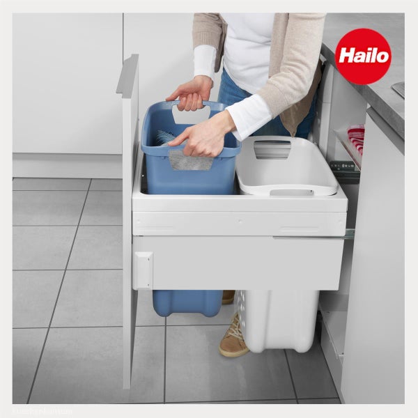 Auszugsystem mit zwei Kunststoffbehältern für die Trennung in einem weißen Küchenunterschrank, Person hebt blauen Korb an. Hailo Logo.