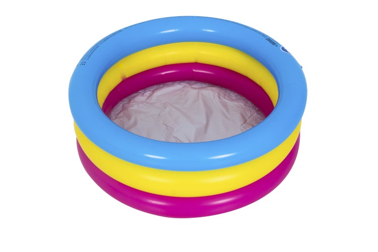 Aufblasbares Planschbecken mit drei Ringen fuer Kinder.