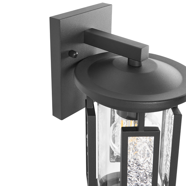Moderne Außenwandleuchte aus Metall mit strukturiertem Glas, Detailansicht von Wandhalterung und Laterne.