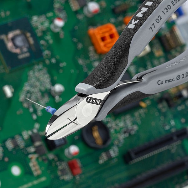 Knipex Seitenschneider zum Schneiden eines Widerstands über einer Platine