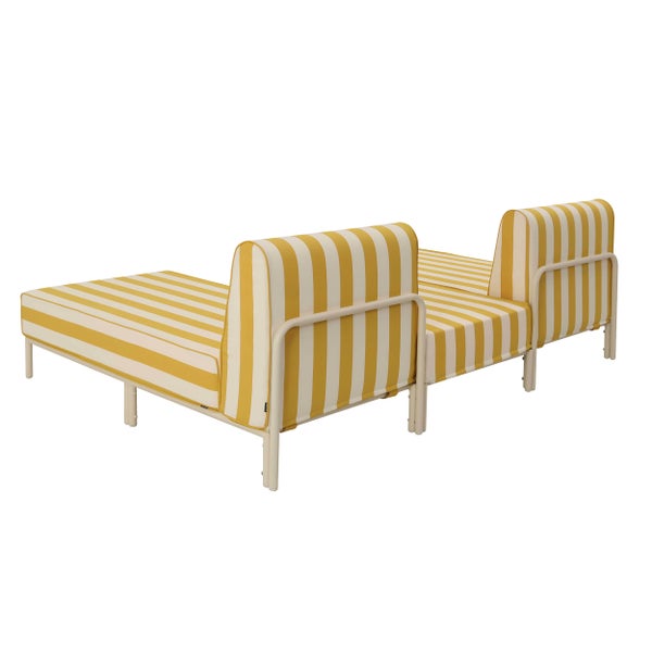 Modulare Gartenlounge mit Metallgestell und gelb-weiß gestreiften Polstern.