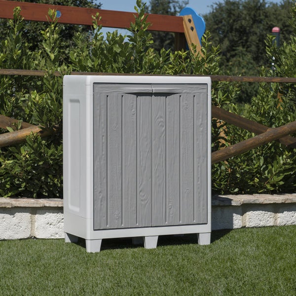 Gartenschrank aus Kunststoff mit Holzmuster vor Gartenkulisse