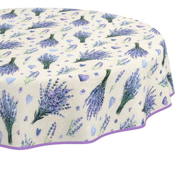 Runde Tischdecke mit Lavendel-Motiven und Herzen, textile Oberflächenstruktur mit violettem Saum.