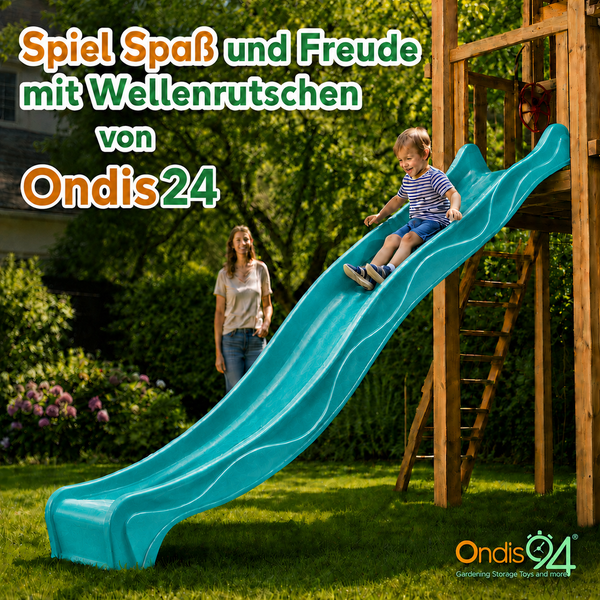 Ein Kind auf einer blauen Wellenrutsche von Ondis24, befestigt an einem hölzernen Spielturm in einem Garten.