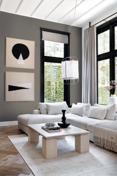 Wohnzimmer mit grauer Tapete, Sofa, Couchtisch, Lampe und Dekoration