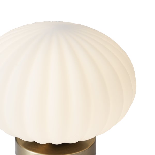 Tischleuchte mit geripptem Schirm aus weißem Opalglas und einem Sockel in Messing-Optik.