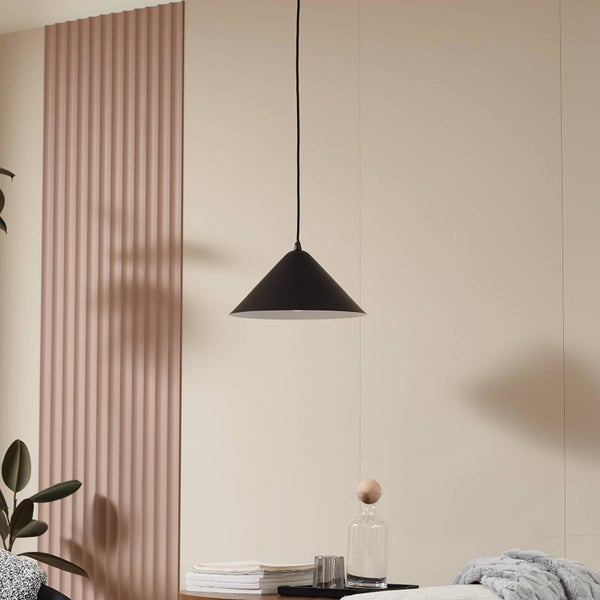 Schwarze kegelförmige Pendelleuchte in einem minimalistischen Raum mit einer geriffelten Wandpaneele.