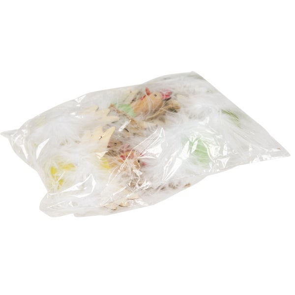 Verpackung mit Dekorationsartikeln, darunter Federn und Holzfiguren