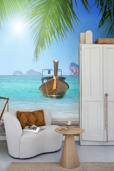 Wohnzimmer mit Sesseln, Beistelltisch, Schrank und Fototapete mit Strandmotiv