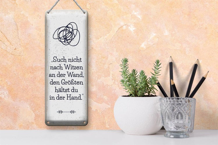 Blechschild Spruch Such nicht nach Witzen an der Wand 10x27cm