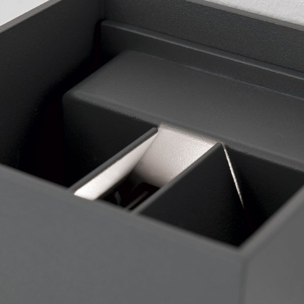 Nahaufnahme einer modernen Wandleuchte aus Metall mit quadratischem Gehäuse und internem Reflektor.