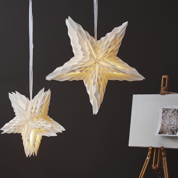 Zwei Papiersterne zum Aufhängen als Dekoration