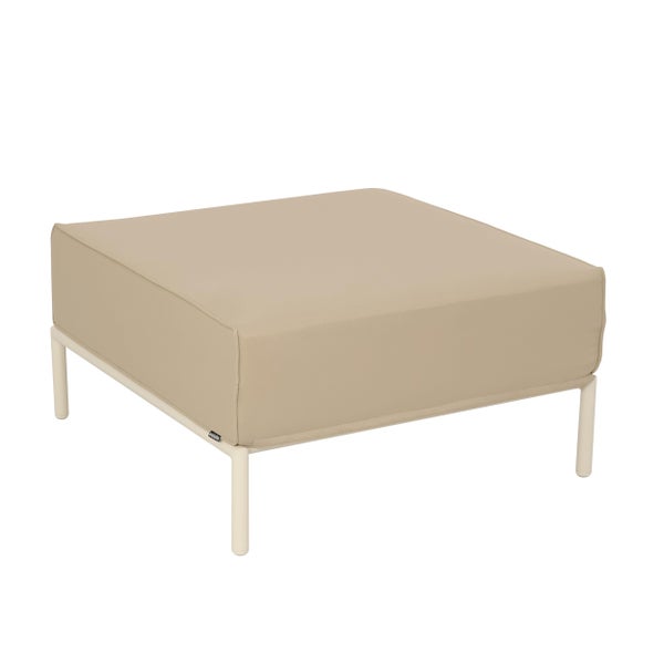Quadratischer Gartenhocker mit beigem Polster und cremefarbenem Metallgestell.
