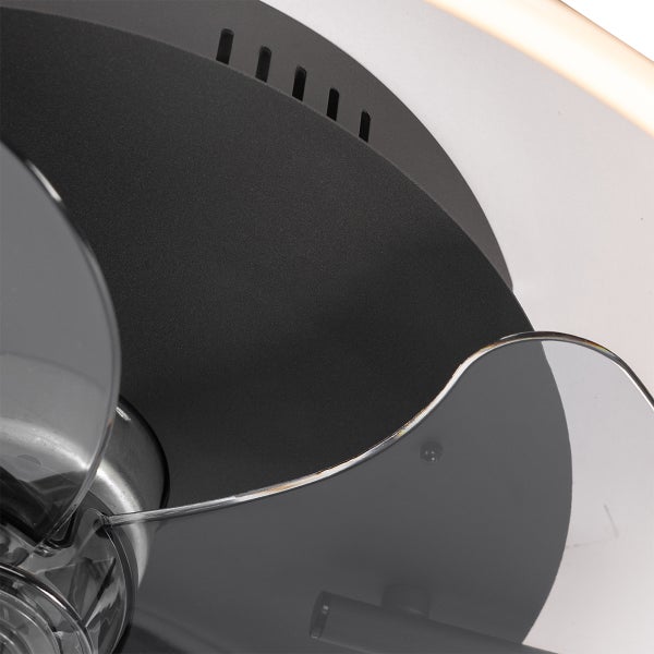 Nahaufnahme eines Deckenventilators mit transparenten Flügeln und schwarzem Motorgehäuse.