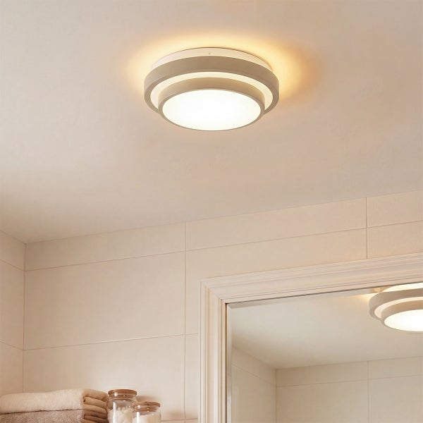 Runde LED Deckenleuchte in modernem Design montiert an einer hellen Badezimmerdecke mit Spiegelbild