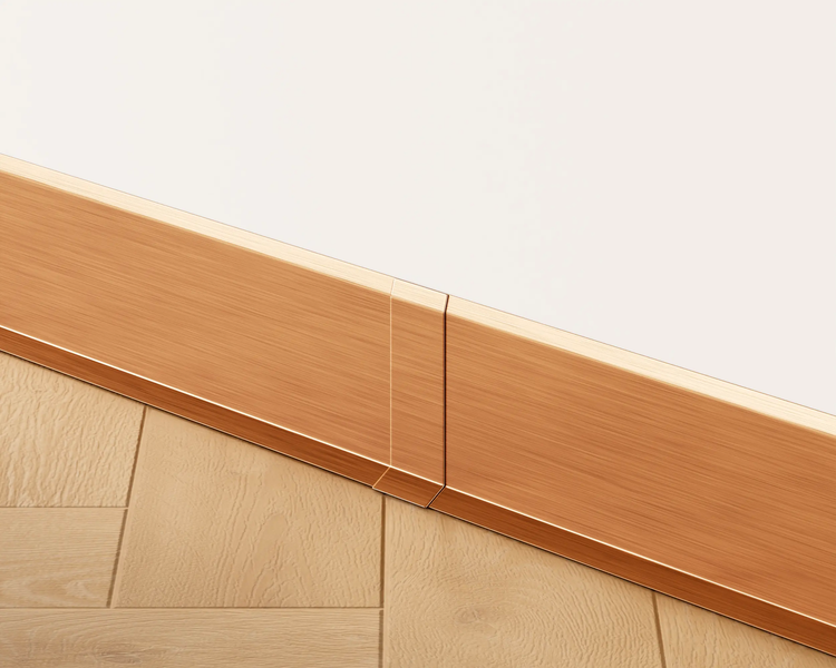 Detailansicht einer Holzfußleiste an einer Wand