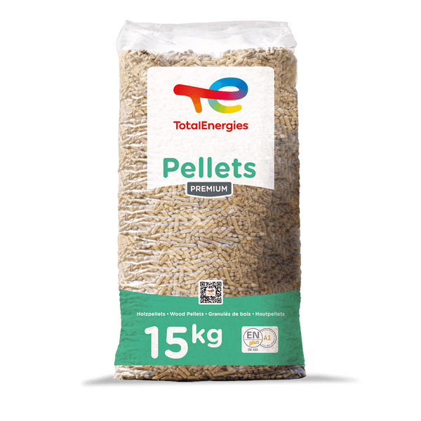 TotalEnergies Premium Holzpellets im 15 Kilogramm Sack, ENplus A1 zertifiziert, TotalEnergies Logo.