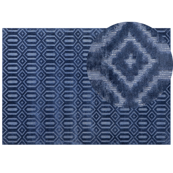 Rechteckiger Teppich mit geometrischem Rauten- und Sechseckmuster sowie Detailansicht der weichen Faserstruktur.