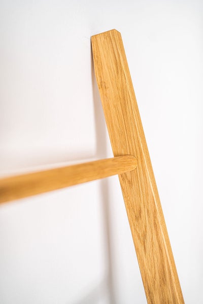 Detailansicht einer Handtuchleiter aus Eichenholz mit sichtbarer Holzmaserung.