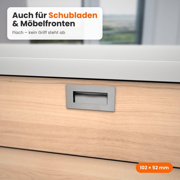 Flacher Muschelgriff für Schubladen und Möbelfronten, Maße 102 mal 52 Millimeter, eingelassener Möbelgriff in Holzfront eingebaut.