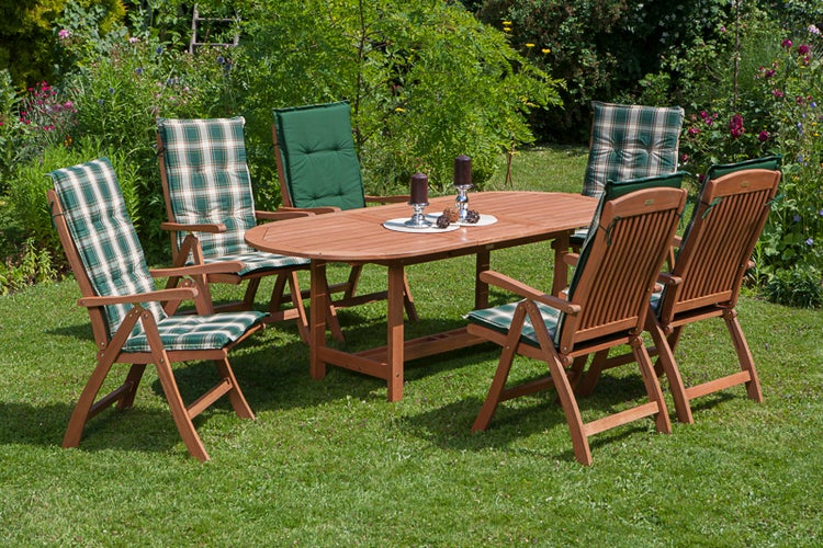 Wohnzimmer mit Ecksofa, Stehlampe und Holzboden