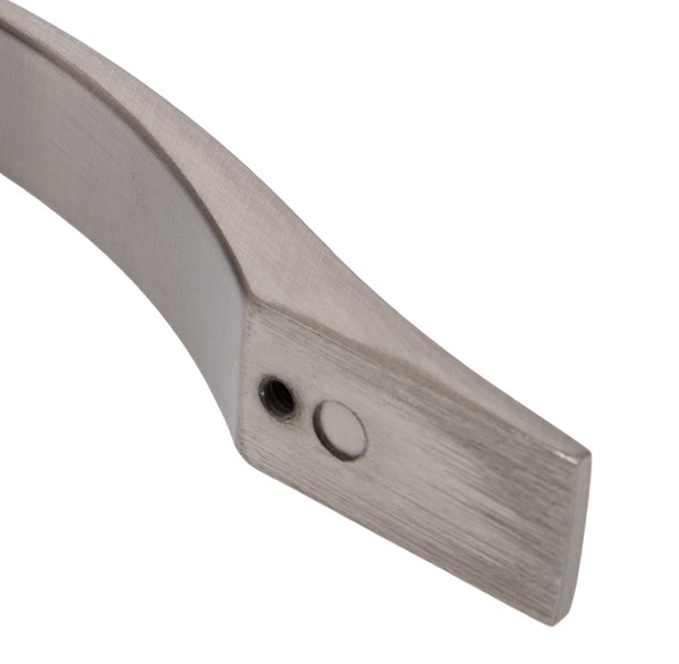 Detailansicht eines Möbelgriffs aus Metall mit Befestigungslöchern