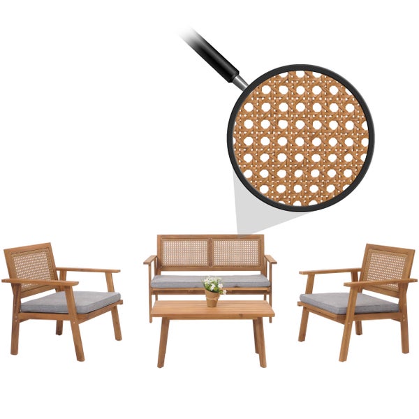 Garten-Lounge-Set aus Holz mit grauen Kissen, bestehend aus Sofa, zwei Sesseln und Tisch, Detailansicht des Rattangeflechts der Rückenlehnen.