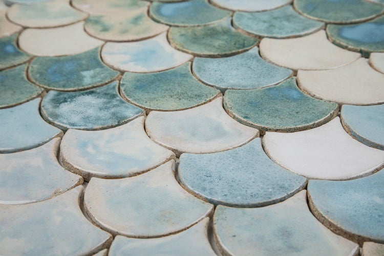 Nahaufnahme von Mosaikfliesen in Fächerform