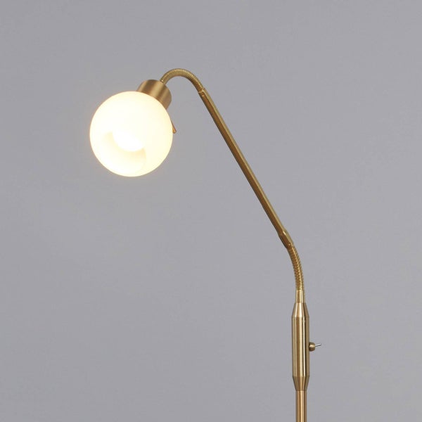 Goldfarbene Stehlampe mit flexibel verstellbarem Arm und rundem Lampenschirm
