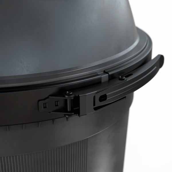 Detailansicht eines schwarzen Spannrings an einer Kunststofftonne zur sicheren Befestigung des Deckels.