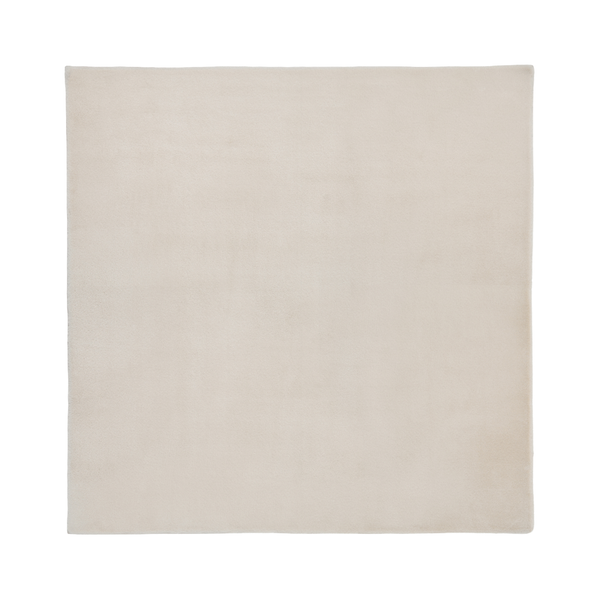 Quadratischer Teppich mit weicher, samtiger Oberfläche in Beige.
