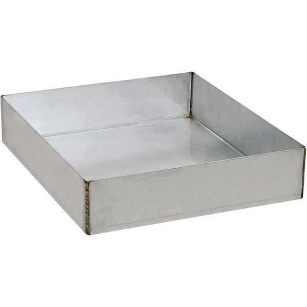 Gärtner pflanzt Setzlinge in einem Gewächshaus.