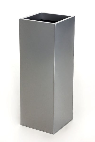 Hoher, rechteckiger Pflanzkübel aus Metall in Silber.