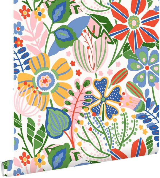 Vliestapete mit buntem, illustriertem Blumenmuster aus verschiedenen stilisierten Blüten und Blättern.