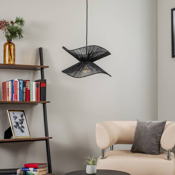 Schwarze Pendelleuchte mit geschwungenem Schirm aus gewickelten Fäden.