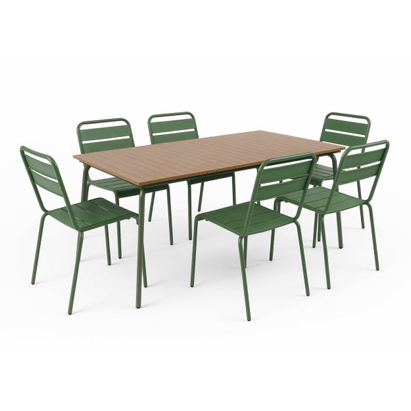 Gartenmöbel-Set bestehend aus einem rechteckigen Tisch mit brauner Lattenplatte und sechs grünen Metallstühlen mit Lattenrückenlehne.