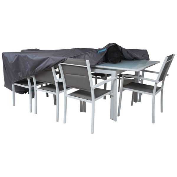 Graue Schutzhülle für Gartenmöbelset aus Tisch und Stühlen, teilweise aufgedeckt, mit Belüftungsöffnung.